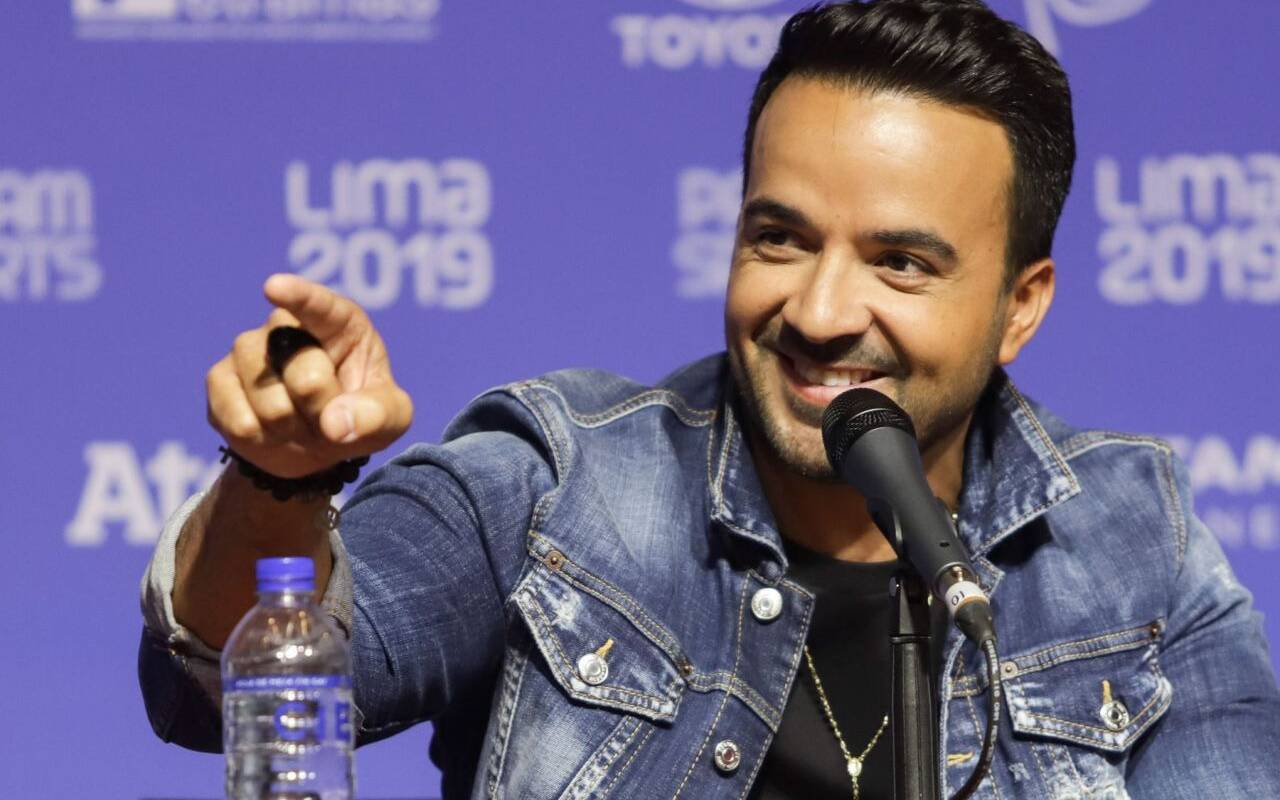 Der Puerto-ricanischer Sänger Luis Fonsi spricht bei einer Pressekonferenz