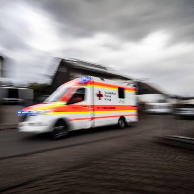 Ein Rettungswagen auf dem Weg zu einem Einsatz