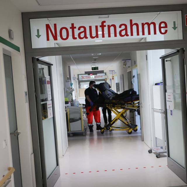 Auf einem Schild in einem Krankenhaus steht Notaufnahme.