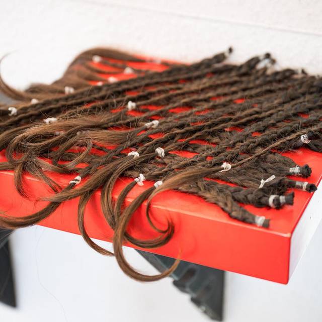 Geflochtene Haarsträhnen für eine Haarspende