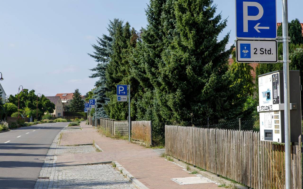 16 Parkschilder auf 400 Metern