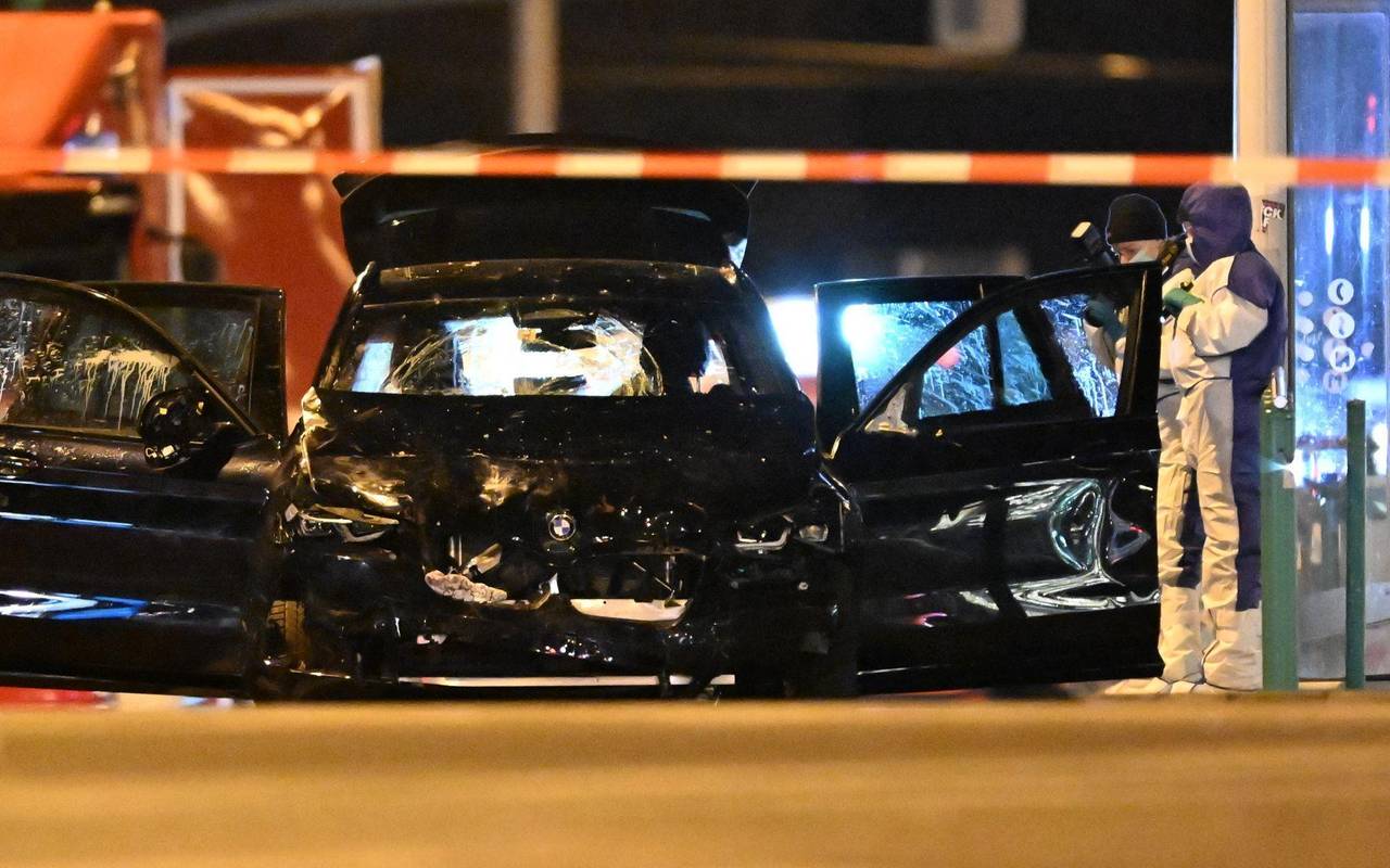 Auto nach dem Anschlag auf dem Magdeburger Weihnachtsmarkt