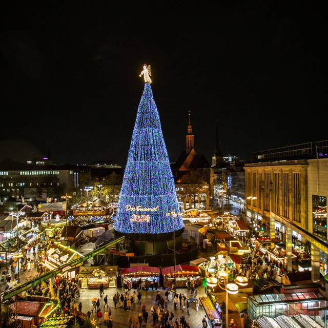 Eindrücke rund um den Weihnachtsmarkt in Dortmund mit riesigen, geschmückten Weihnachtsbaum in der Innenstadt.