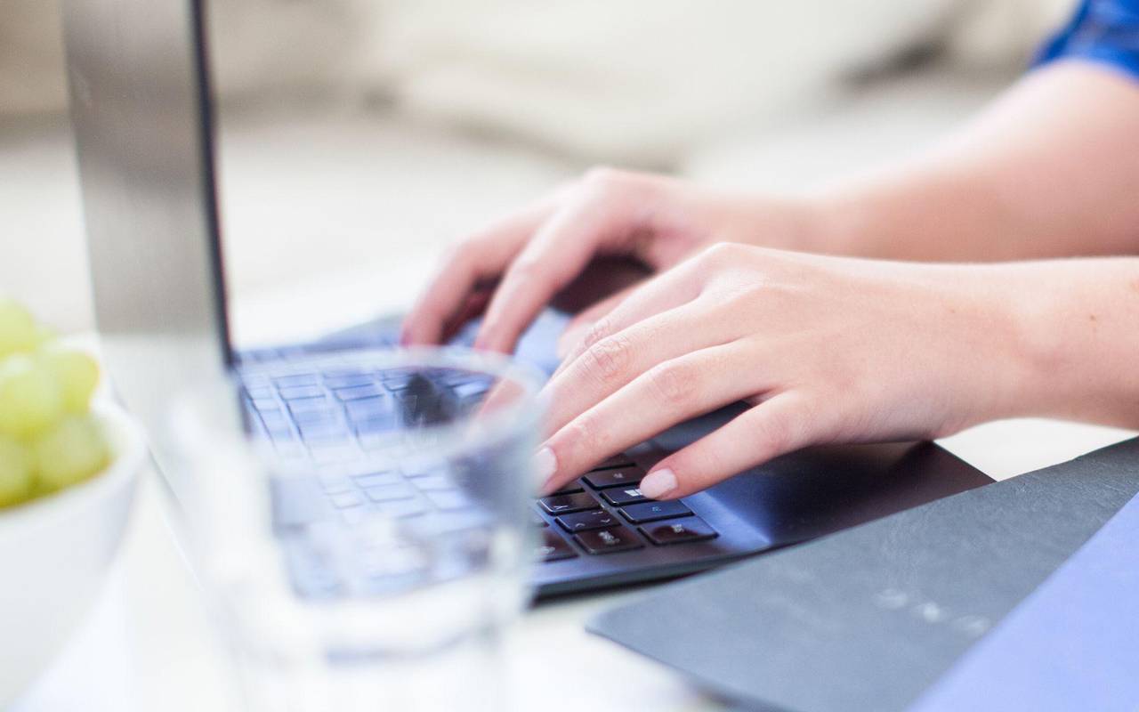 Frau arbeitet an einem Laptop