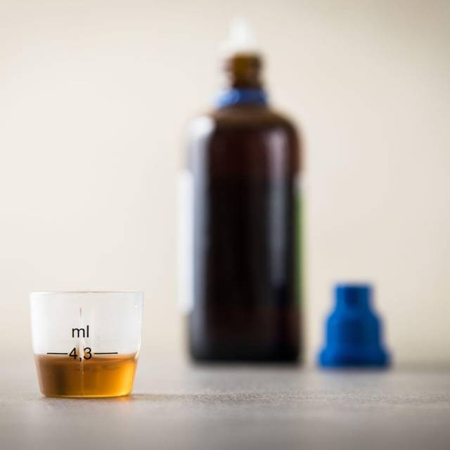 Hustensaft auf einem Tisch