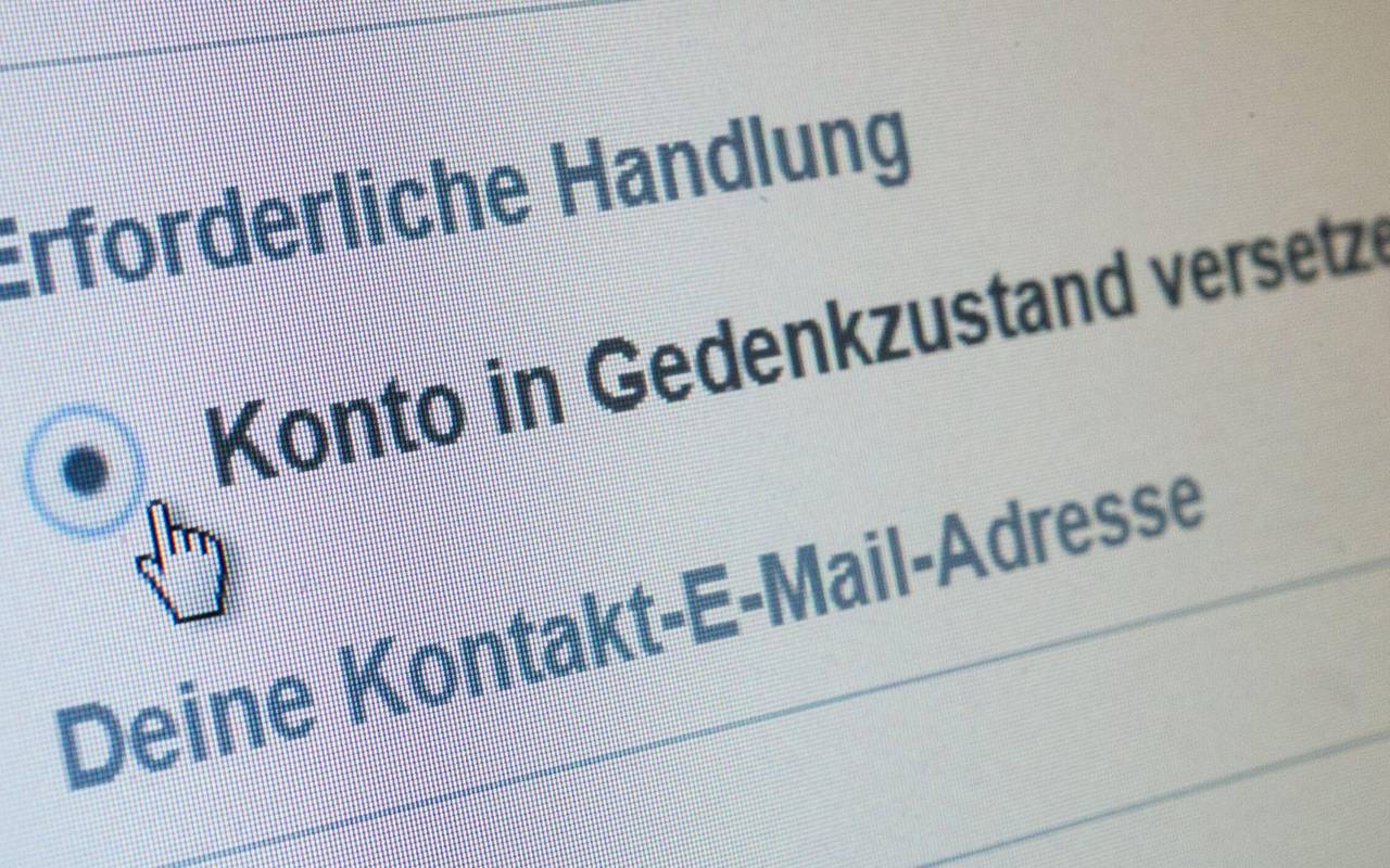 Gedenkzustand eines Online-Profils ist auf einem Display zu sehen