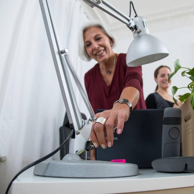 Eine ältere Dame geht in den Ruhestand