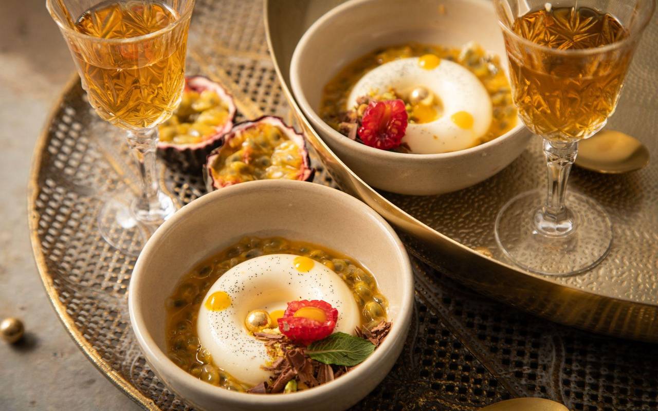 Panna Cotta in Savarin-Form, Passionsfrucht, Himbeere, Mangotupfe