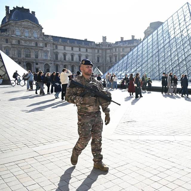 Nach Raubüberfall auf Louvre in Paris