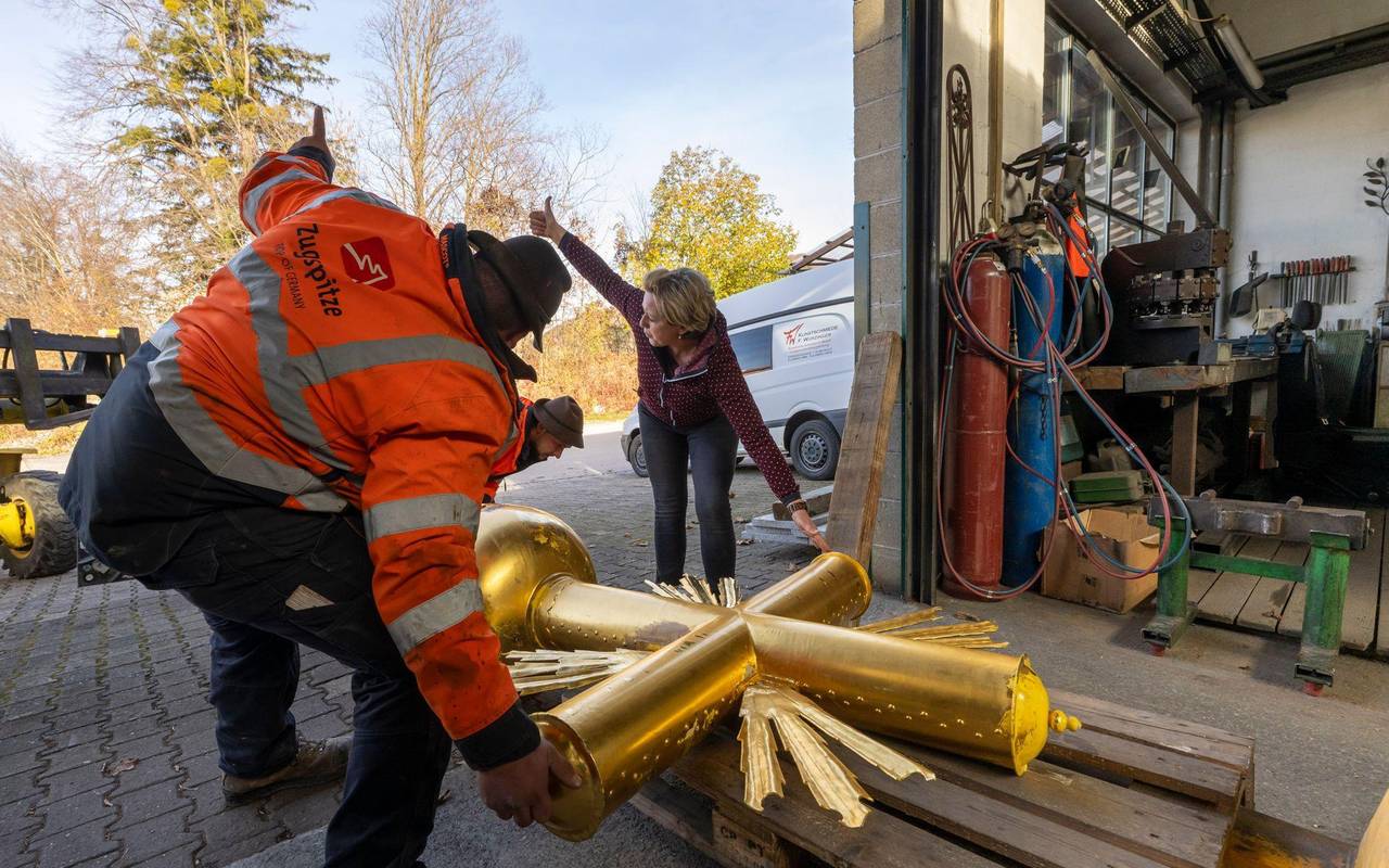 Zugspitz-Gipfelkreuz wird ins Tal geflogen und restauriert