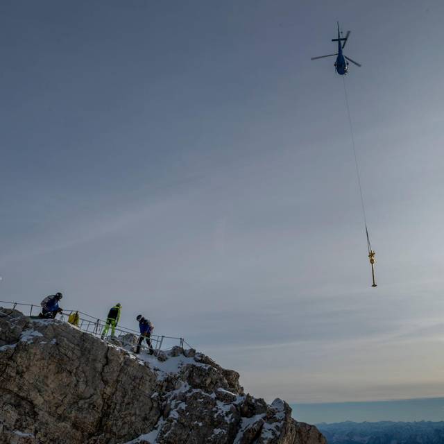 Zugspitz-Gipfelkreuz wird ins Tal geflogen und restauriert