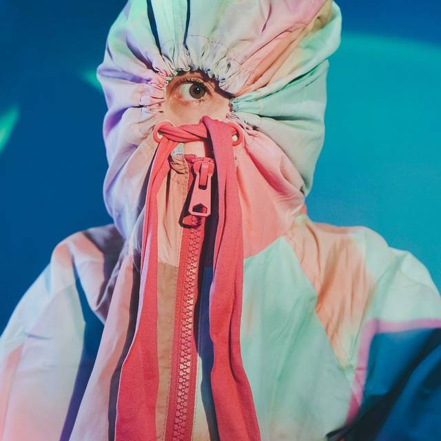 Frau versteckt ihr Gesicht in einem Hoodie