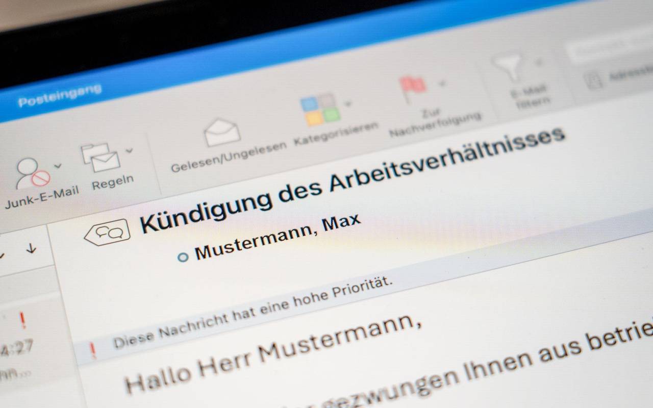 Mail mit einer Kündigung ist auf einem Laptop-Bildschirm zu sehen