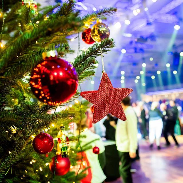 Weihnachtsschmuck hängt bei einer Weihnachtsfeier am Baum