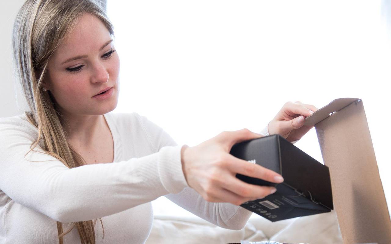 Eine Frau öffnet ein Paket