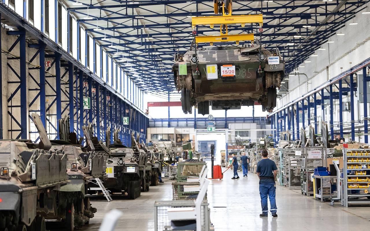 Panzer vom Typ Marder in der Fertigungshalle von Rheinmetall