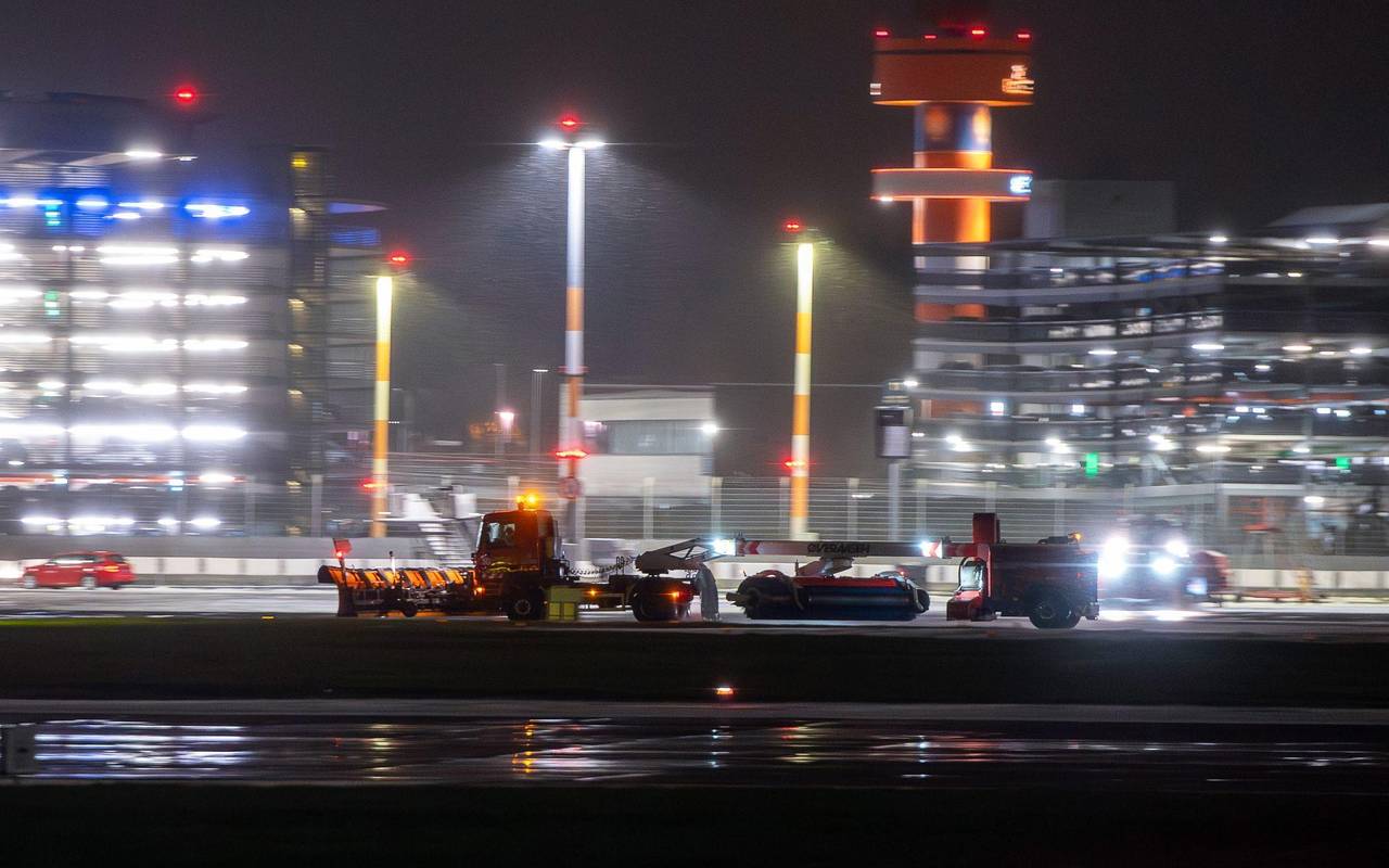 Wetter in Hamburg - Winterdienst am Flughafen im Einsatz