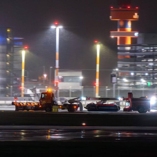 Wetter in Hamburg - Winterdienst am Flughafen im Einsatz