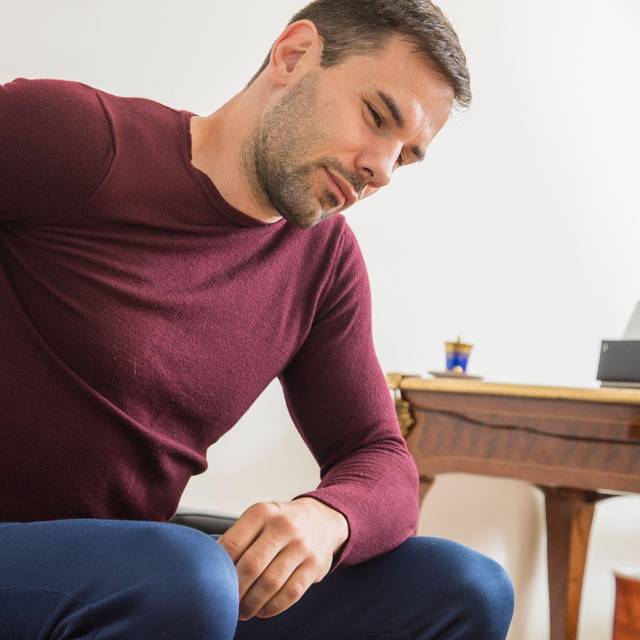 Ein Mann hat Rückenschmerzen