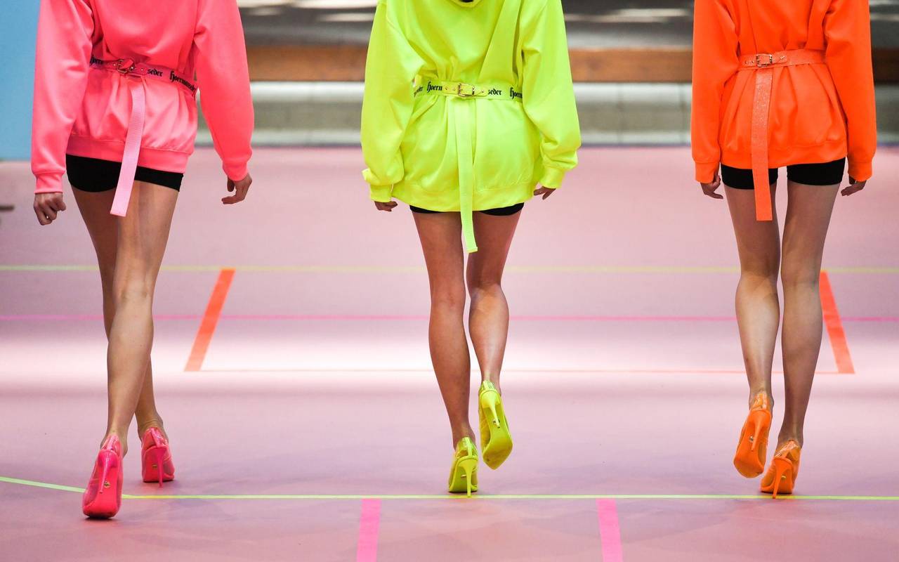 Models auf dem Laufsteg auf der Berliner Modewoche