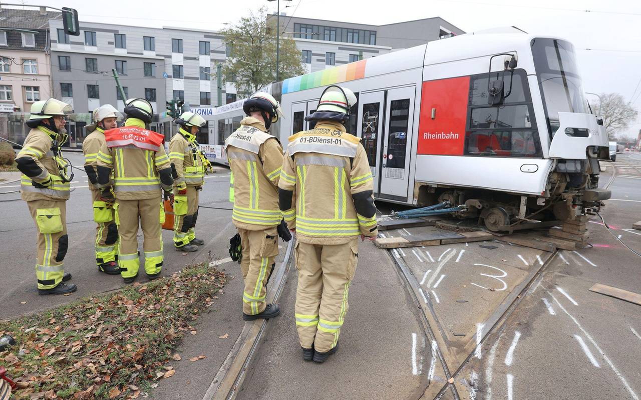 Straßenbahn in Düsseldorf entgleist