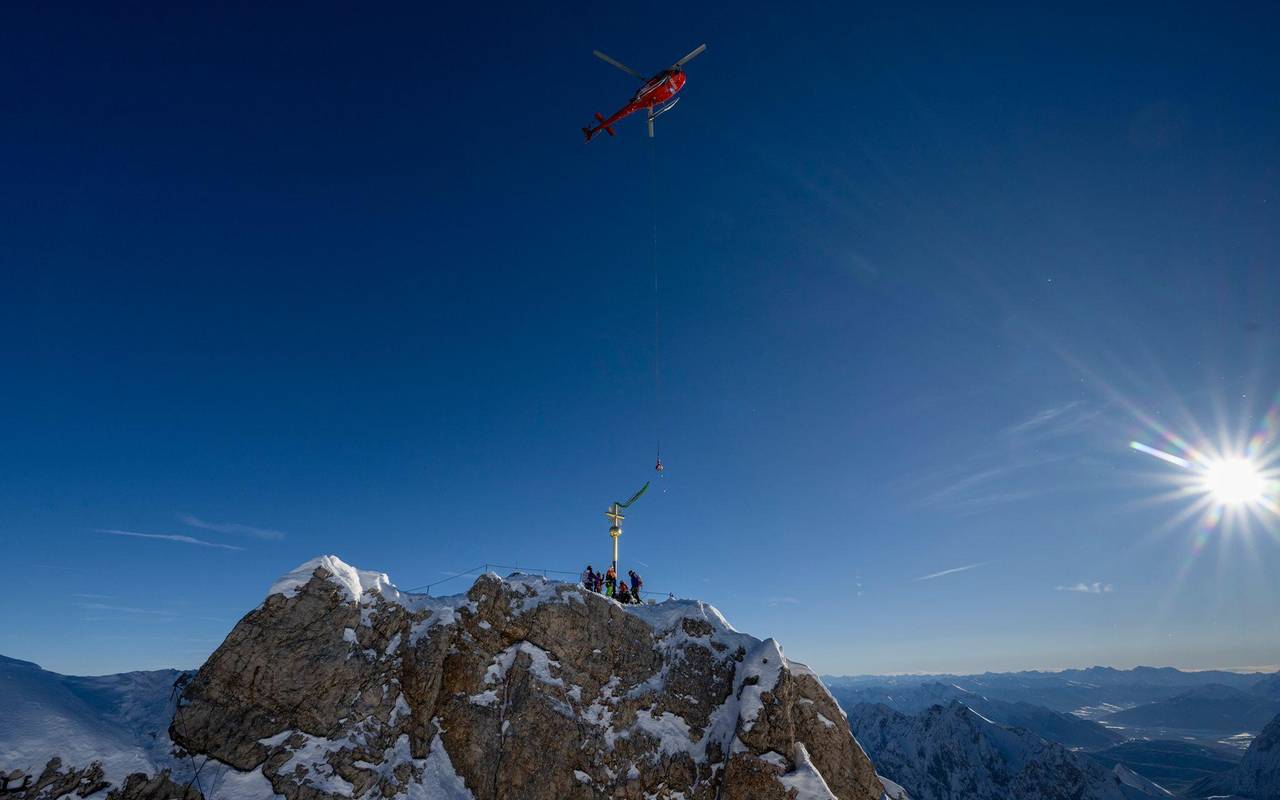 Rücktransport des Zugspitz-Gipfelkreuzes