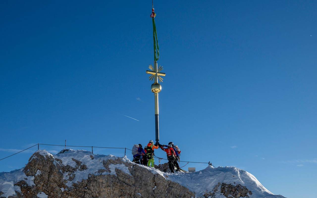 Rücktransport des Zugspitz-Gipfelkreuzes