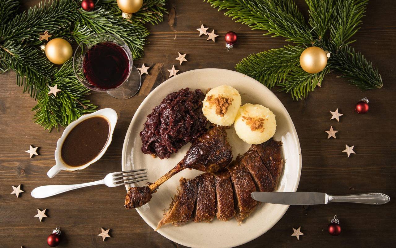 Weihnachtsgans mit Knödeln und Blaukraut auf einem Teller