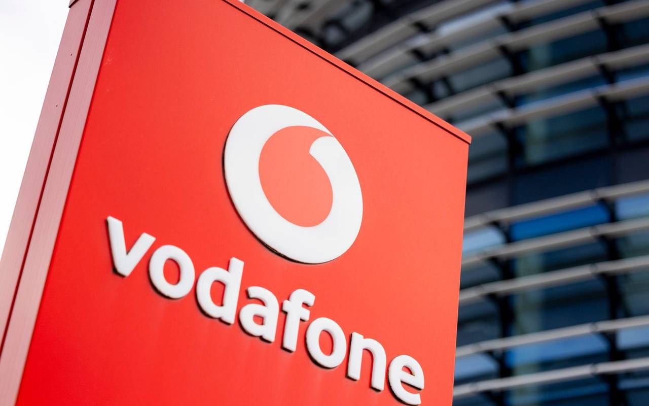 Firmenschild mit dem Logo von Vodafone steht vor Konzernzentrale