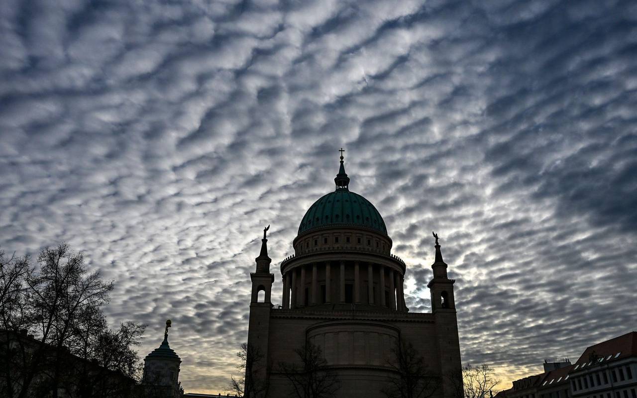 Wolken über der Nikolaikirche