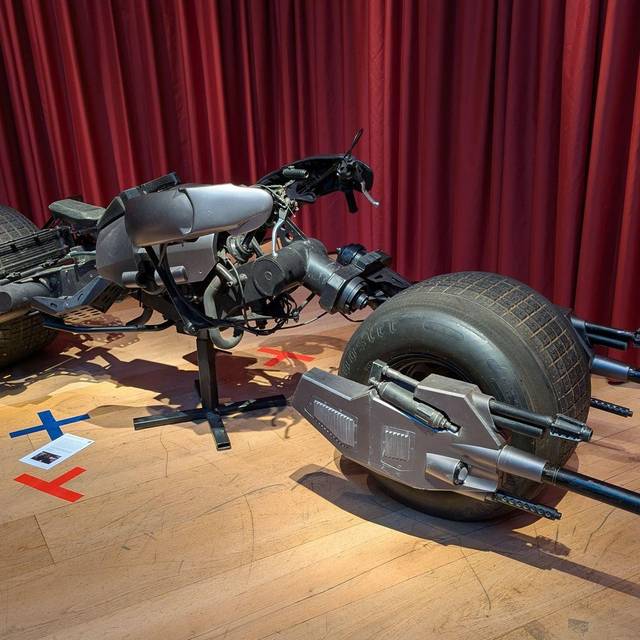 Tolkiens Schreibtisch und Batmans Motorrad unterm Hammer