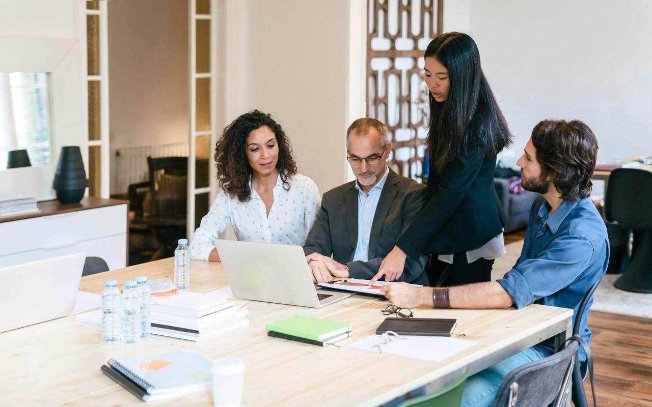 Kollegen beraten gemeinsam an einem Konferenztisch