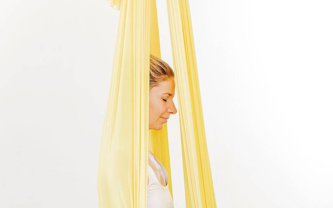 Eine Frau beim Aerial Yoga