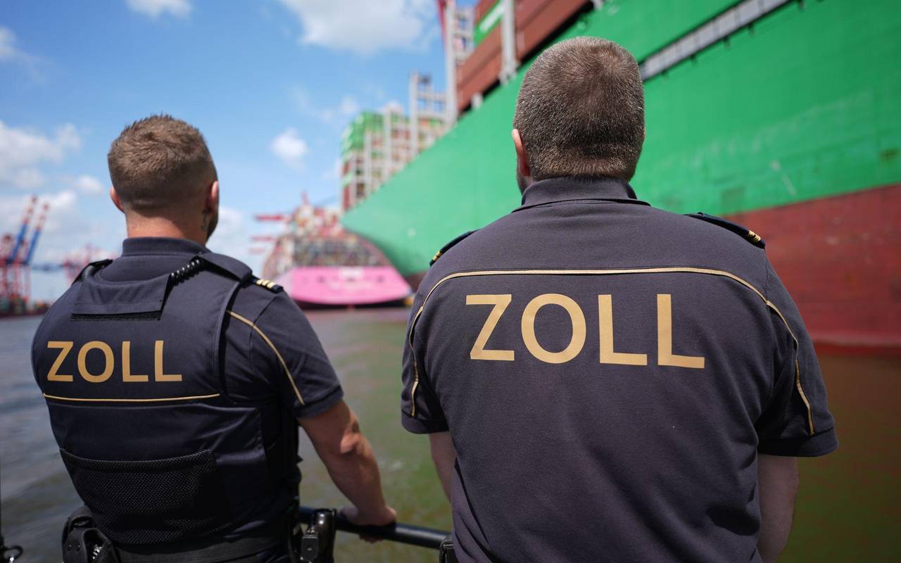 Zollbeamte im Hamburger Hafen