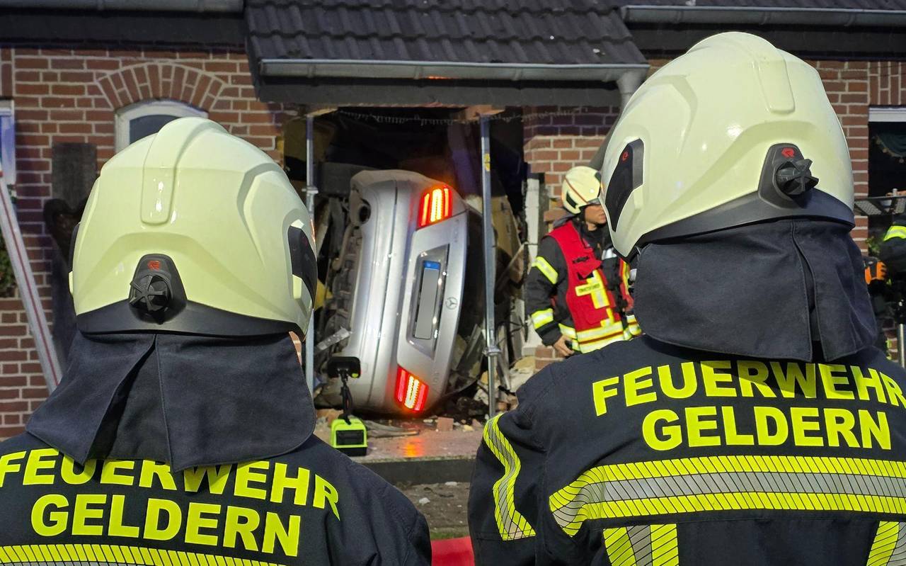 Junger Mann bleibt mit Auto in Hausflur stecken