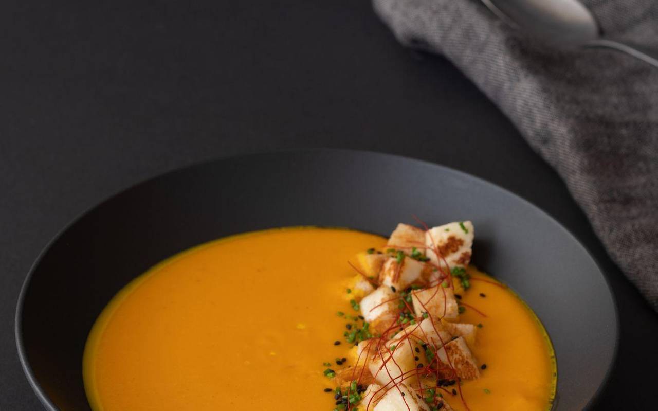 Suppe mit Croutons als Topping