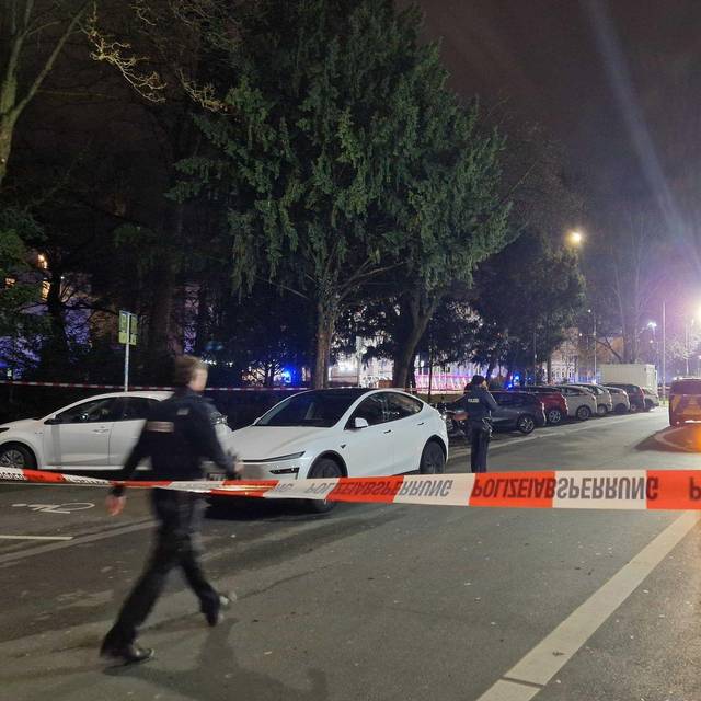 Auto fährt in Bushaltestelle