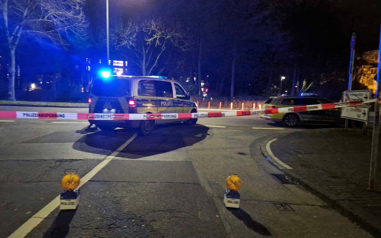 Auto fährt in Bushaltestelle