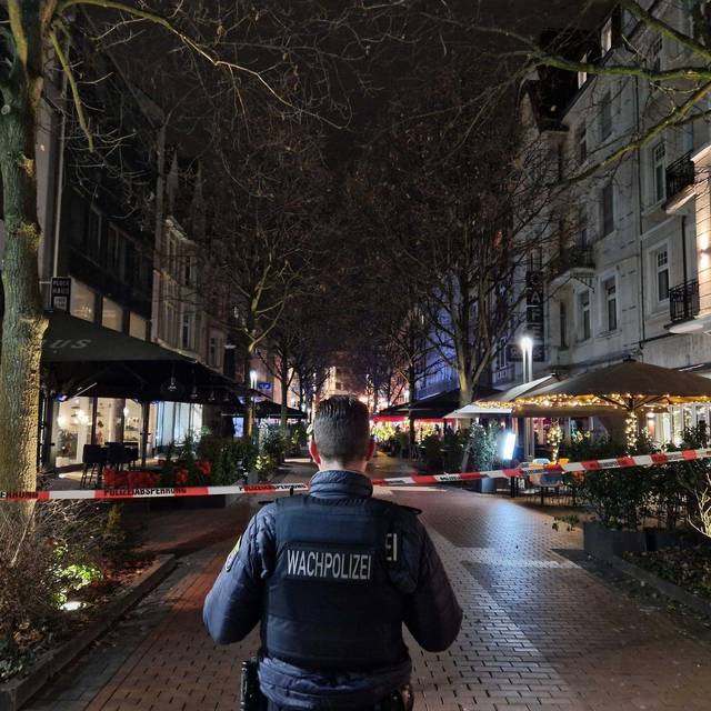 Auto fährt in Bushaltestelle