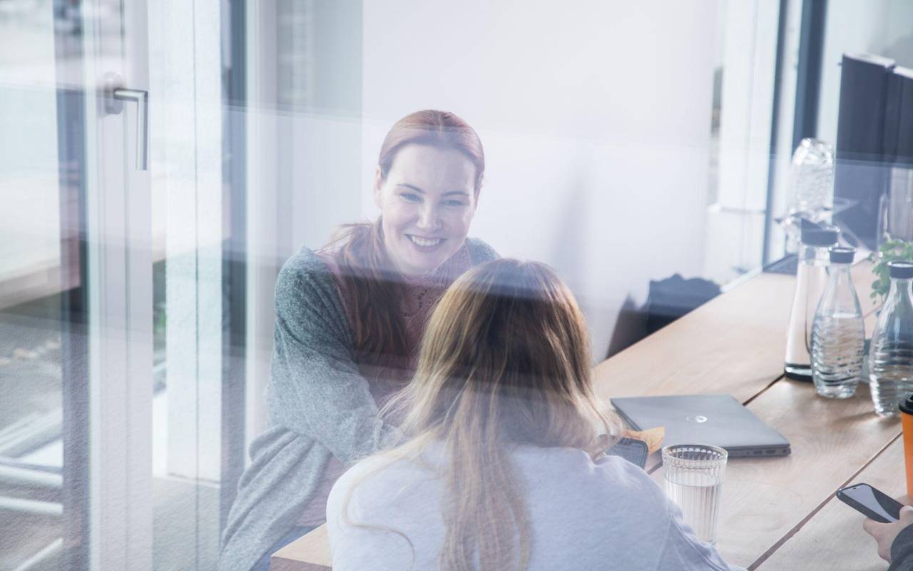 Zwei Frauen unterhalten sich