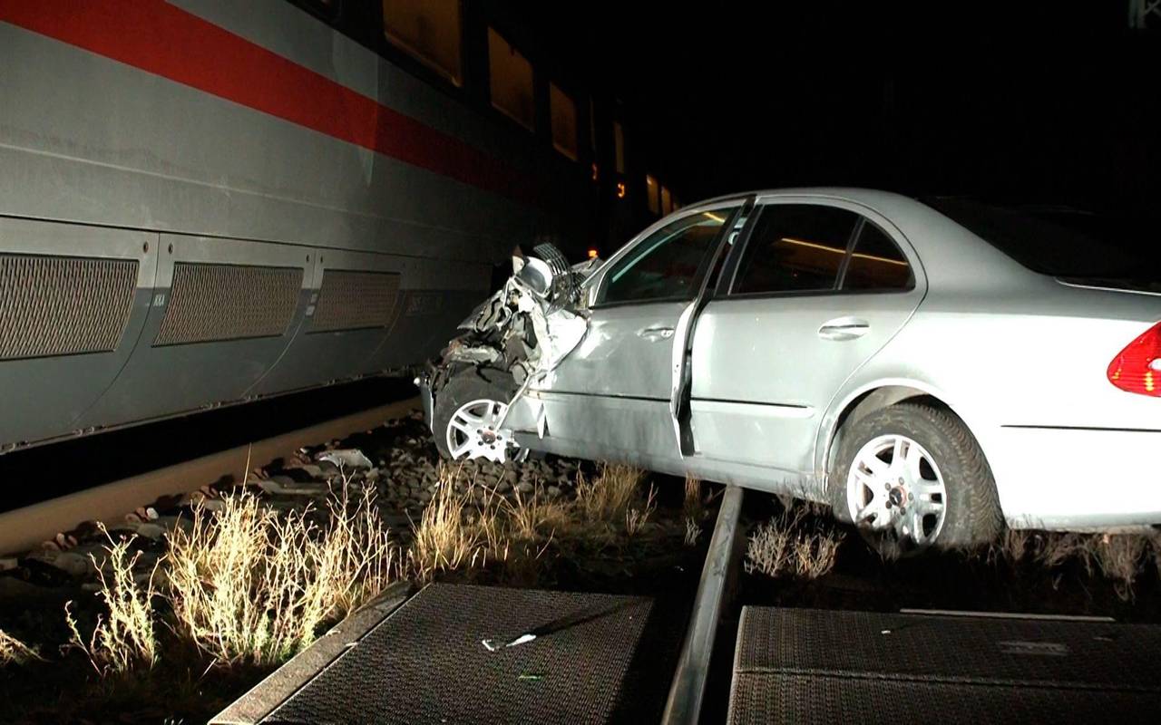 Auto auf Bahnübergang von ICE erfasst