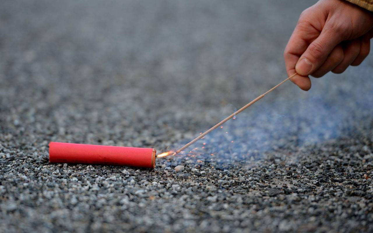 Pyrotechniker der Feuerwehr zündet einen Böller an
