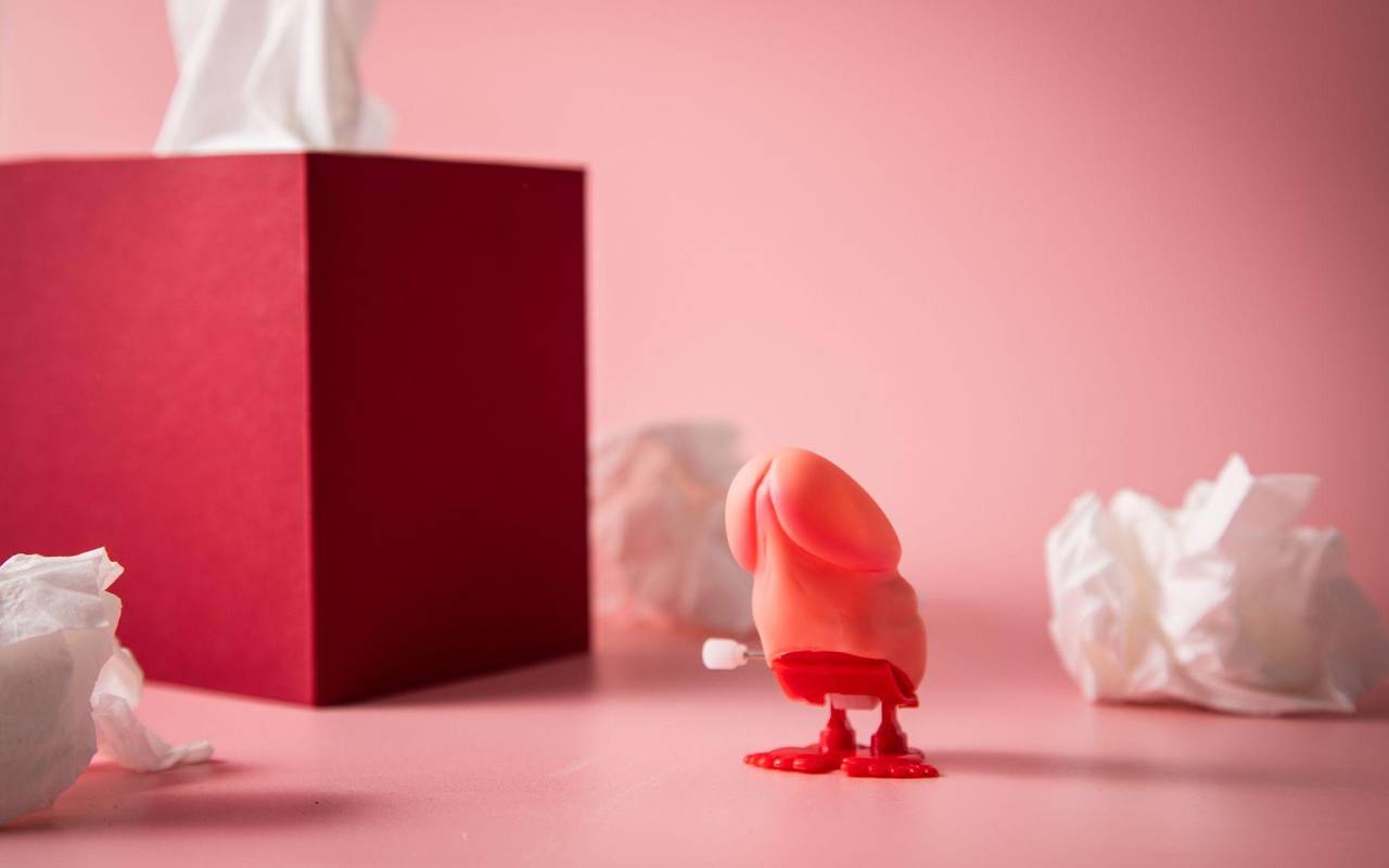 Hüpfpenis steht neben Taschentüchern