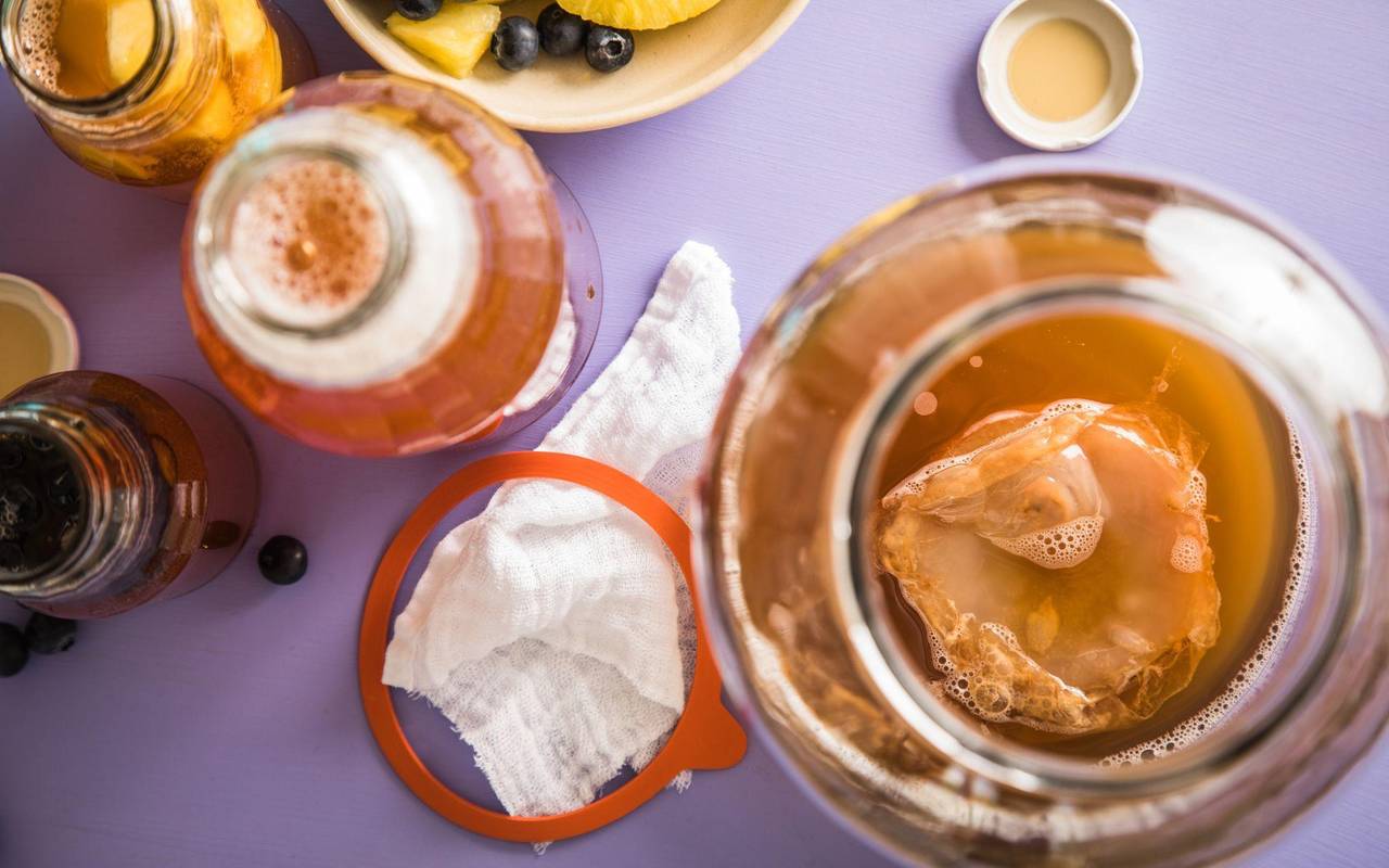 Kombucha wird fermentiert