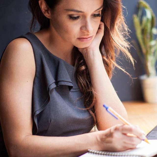 Eine Frau arbeitet in einem Café am Laptop