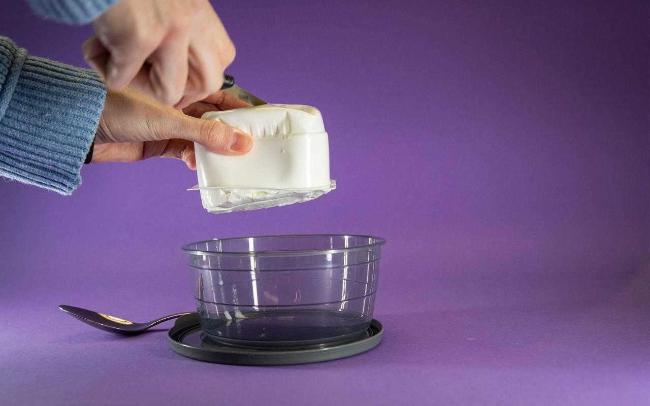 Quark wird aus einer Packung gedrückt