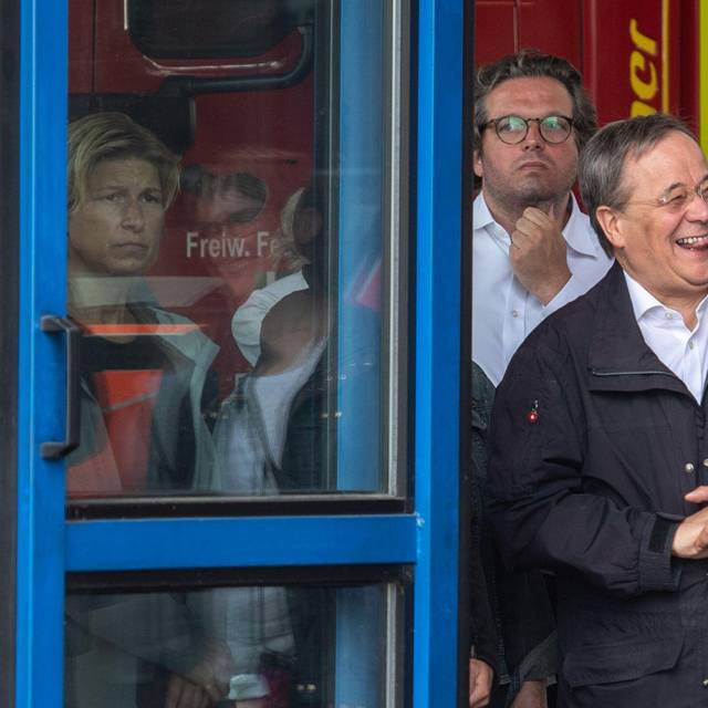 Laschet lacht bei Steinmeier-Rede