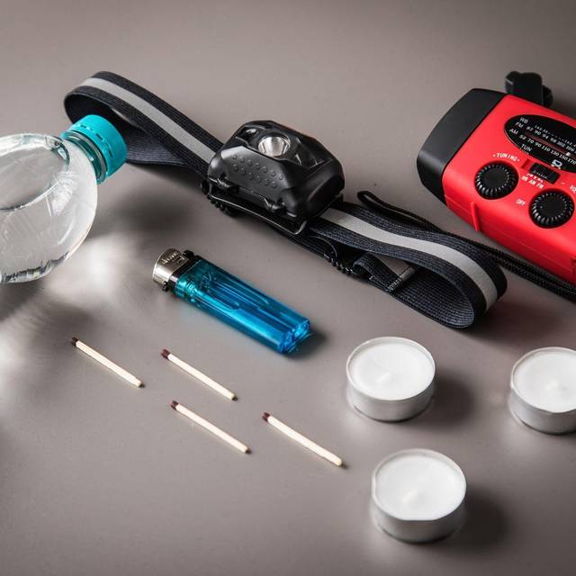 Kerzen, Strinlampe und Kurbelradio