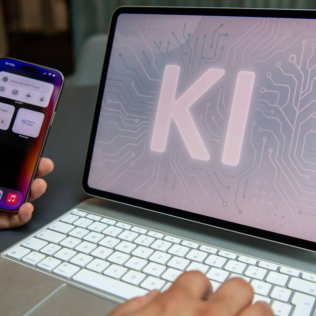 Ein Mann nutzt einen KI-Assistenten auf einem iPad und iPhone