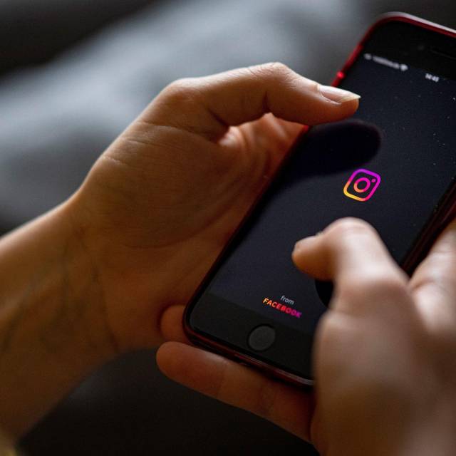 Instagram-Logo ist auf einem Smartphone zu sehen